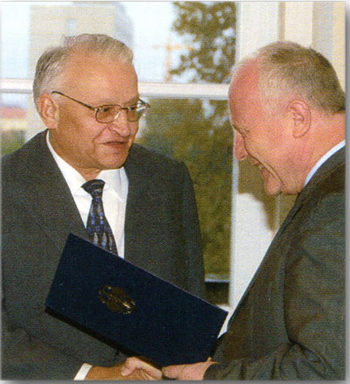 2002 erhält Hans Wendt für sein Lebenswerk das Bundesverdienstkreuz von Ministerpräsident Milbradt.
